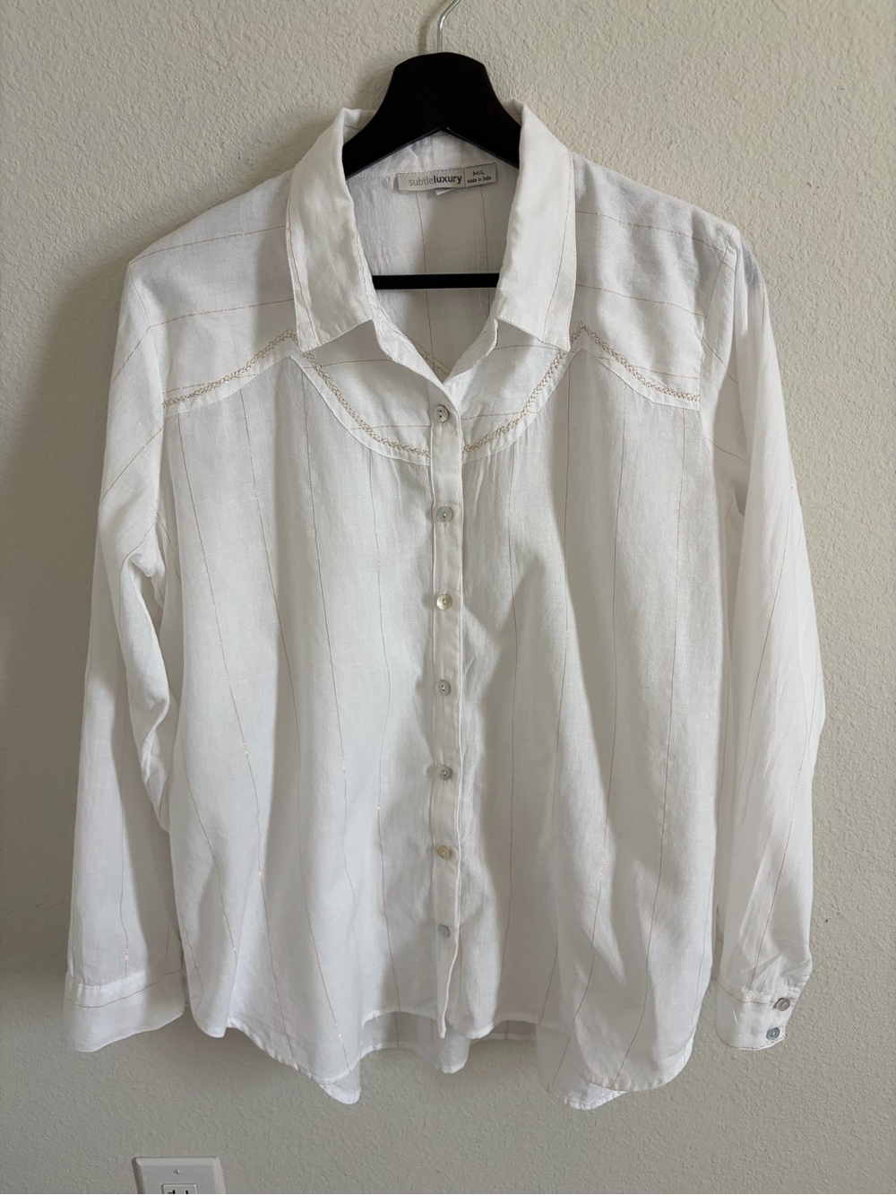 Subtle Luxury White Long-Sleeve Button-Up cowboy style Shirt size M/L